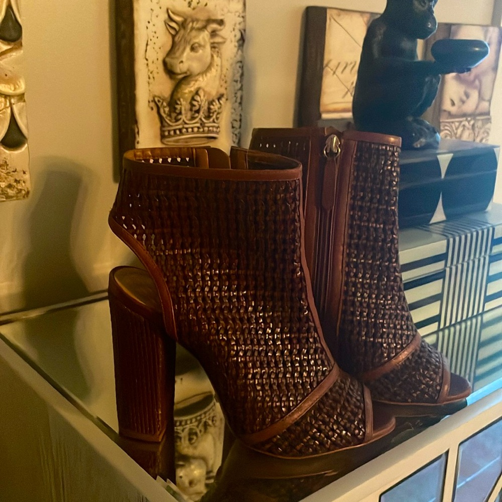 Gorgeous Schutz Brazilian shoe designer brown woven leather peep toe